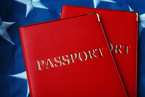 Passaportes na bandeira americana — Fotografia de Stock