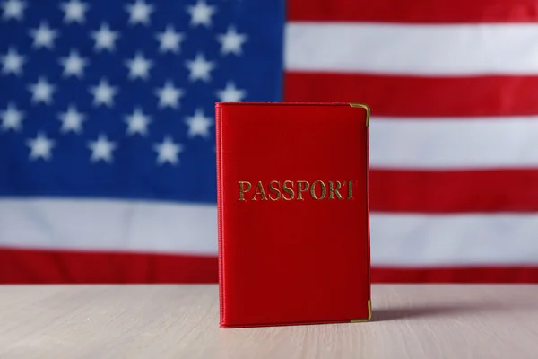 Passaporte em Bandeira Americana — Fotografia de Stock