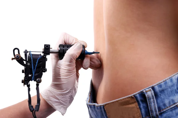 Tattooist drawing picture on the woman — Stock Photo, Image