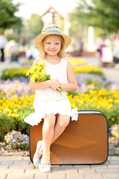 Fille heureuse marche dans le parc — Photo