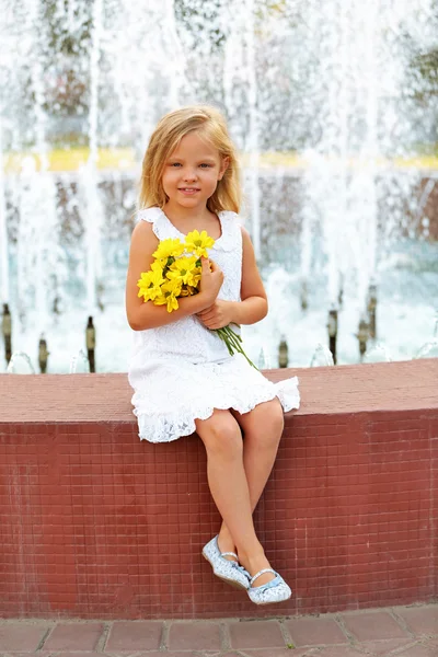 Fille heureuse sur fontaine — Photo