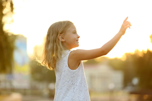 Cute little girl in city — Stock Photo, Image