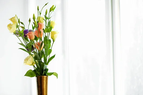 Prachtige Lentebloemen in vaas op achtergrond van venster — Stockfoto