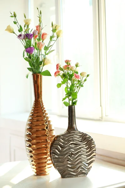 Hermosas flores de primavera en jarrón sobre fondo de ventana — Foto de Stock