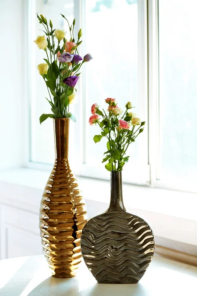 美丽的春天鲜花插在花瓶里的窗口背景 — 图库照片