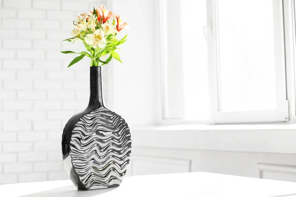 Beautiful spring flowers in vase on window background — Stock Photo, Image