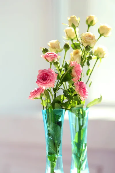 Hermosas flores de primavera en jarrón sobre fondo de ventana — Foto de Stock