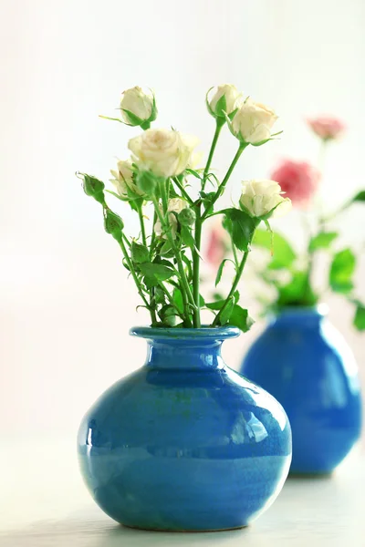 Belles roses en vases turquoise sur fond de fenêtre — Photo