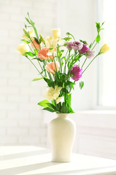 Hermosas flores de primavera en jarrón sobre fondo de ventana — Foto de Stock