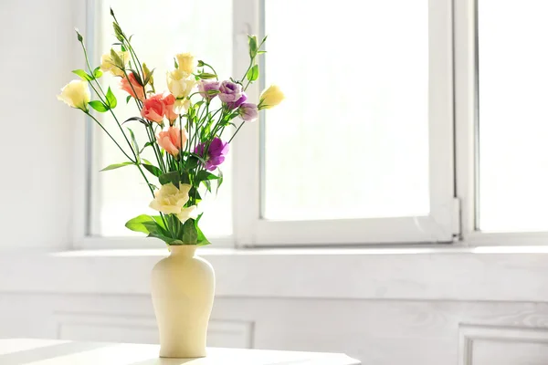 Hermosas flores de primavera en jarrón sobre fondo de ventana — Foto de Stock