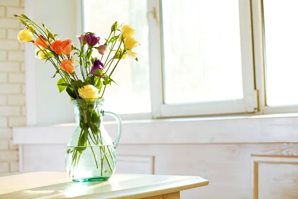 Schöne Frühlingsblumen in der Vase auf Fensterhintergrund — Stockfoto