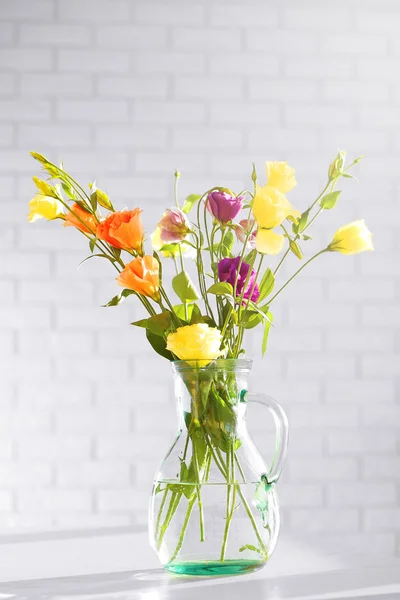 Hermosas flores de primavera en jarrón sobre fondo de ventana — Foto de Stock