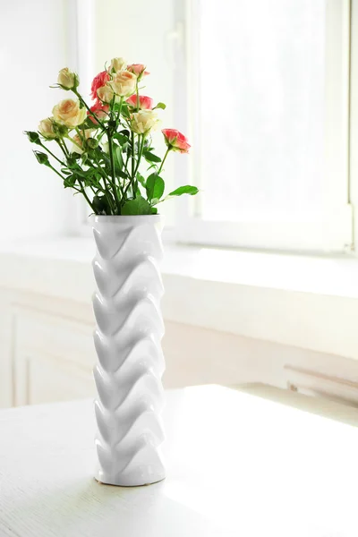 Bellissimi fiori primaverili in vaso su sfondo finestra — Foto Stock