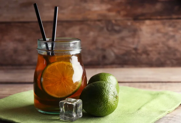 Ahşap arka plan üzerinde limonlu buzlu çay — Stok fotoğraf