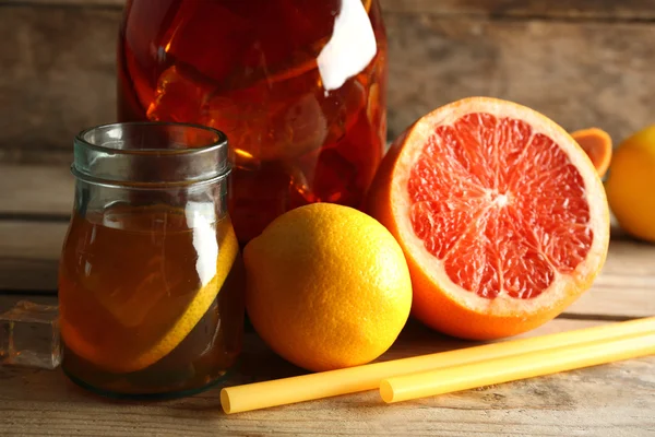 Eistee mit Zitrone und Grapefruit auf Holzgrund — Stockfoto