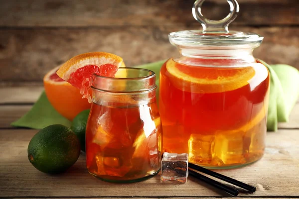 Iced tea with lemon and grapefruit on wooden background — Stock Photo, Image