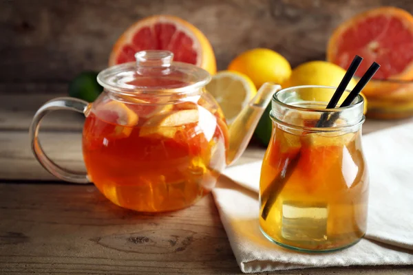 Té helado con limón y pomelo sobre fondo de madera —  Fotos de Stock