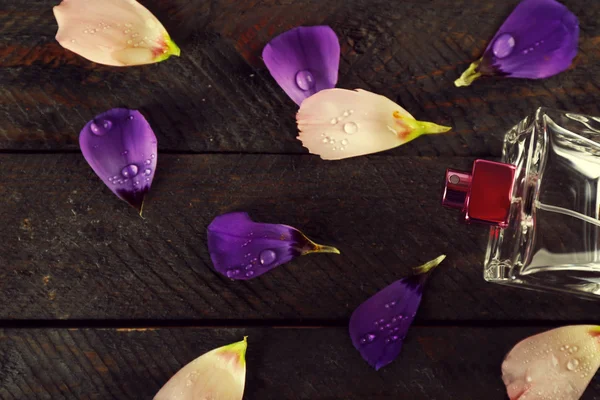 Garrafa de perfume e pétalas de flores — Fotografia de Stock