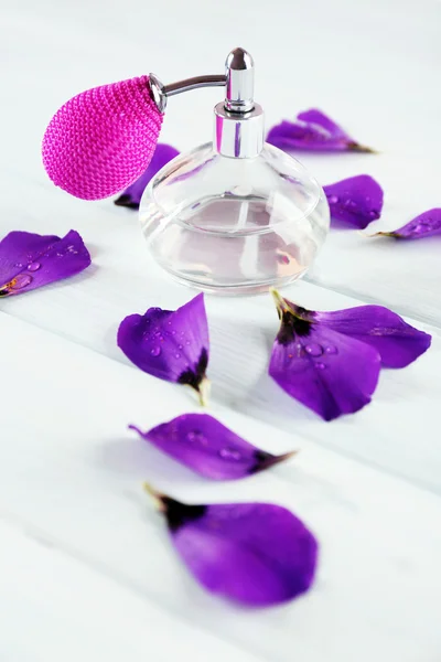 Garrafa de perfume e pétalas de flores — Fotografia de Stock