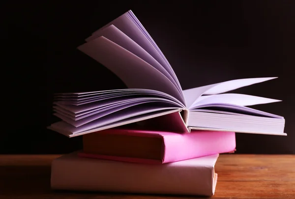 Pila de libros sobre mesa de madera —  Fotos de Stock