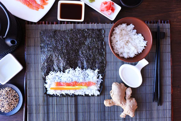 Het proces van het maken van sushi en rollen, bovenaanzicht — Stockfoto