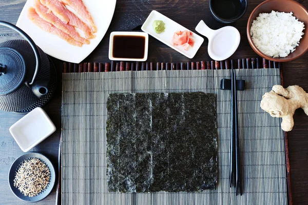 Objetos principales e ingredientes para hacer sushi y rollos, vista superior —  Fotos de Stock