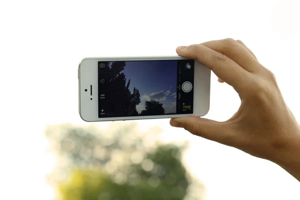 Mano humana tomando fotos con teléfono móvil — Foto de Stock