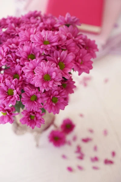 Schöne Blumen in der Vase — Stockfoto