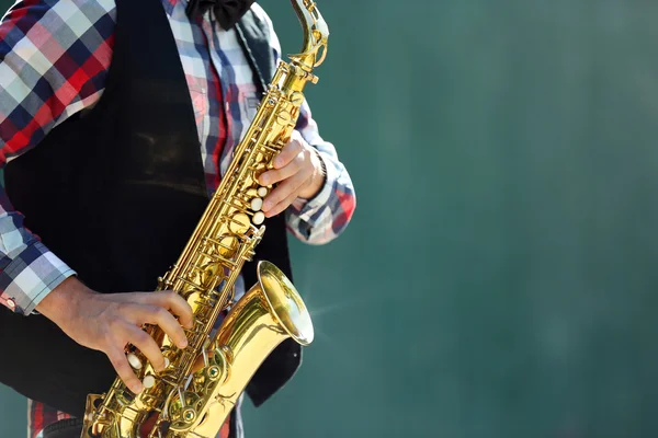 Jovem tocando no saxofone — Fotografia de Stock