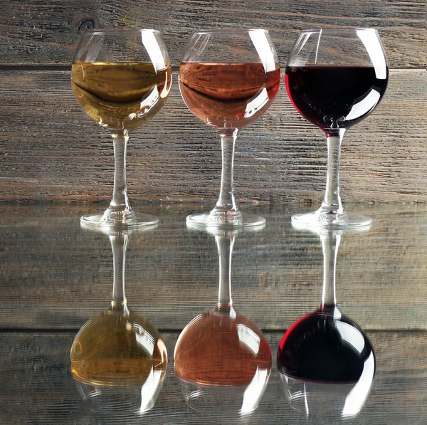 Brýle s bílou, rose a červené víno — Stock fotografie