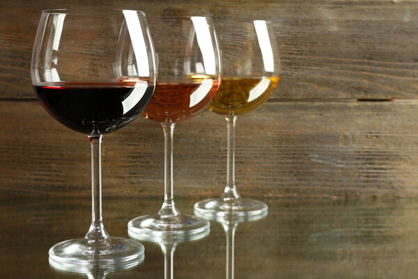 Очки с белым, розовым и красным вином
