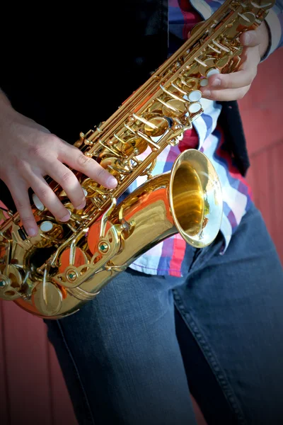 Saxophonist plays jazz — Stock Photo, Image