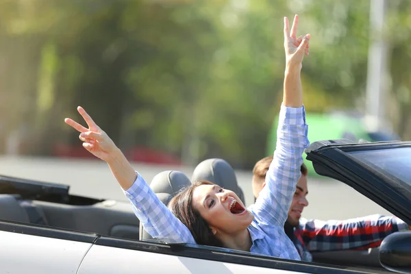 Jovem mulher no carro — Fotografia de Stock