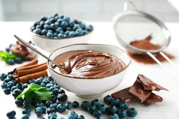 Hermosa composición con crema de chocolate y arándanos — Foto de Stock