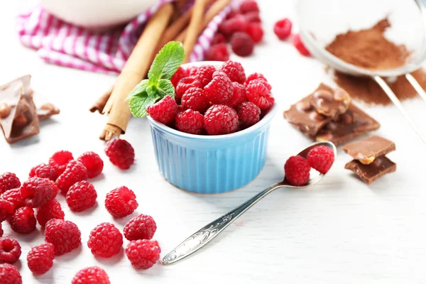 Bella composizione con crema di cioccolato e lamponi — Foto Stock