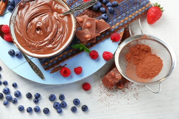 Mooie compositie met chocolade crème en rijpe bessen — Stockfoto