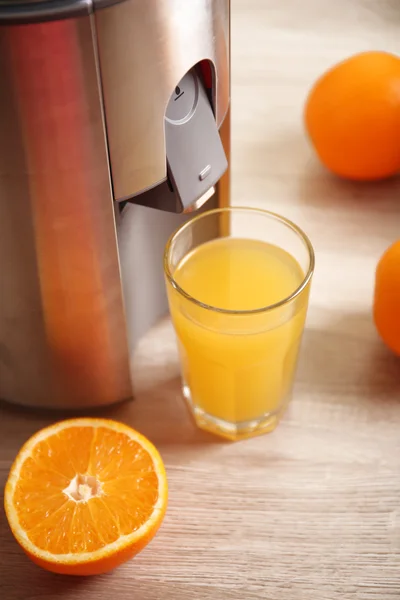 Exprimidor y zumo de naranja — Foto de Stock