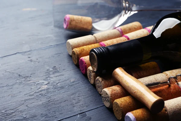 Botella de vino y corcho —  Fotos de Stock