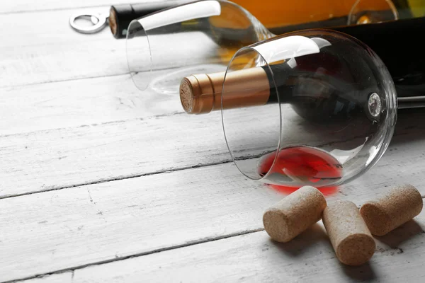 Butelka wina i korki — Zdjęcie stockowe