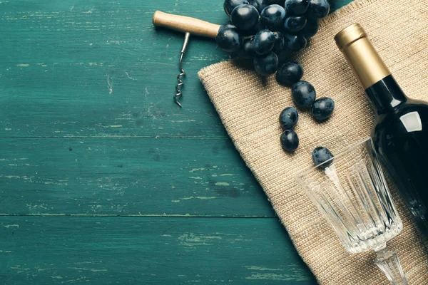 ワインとブドウのボトル — ストック写真