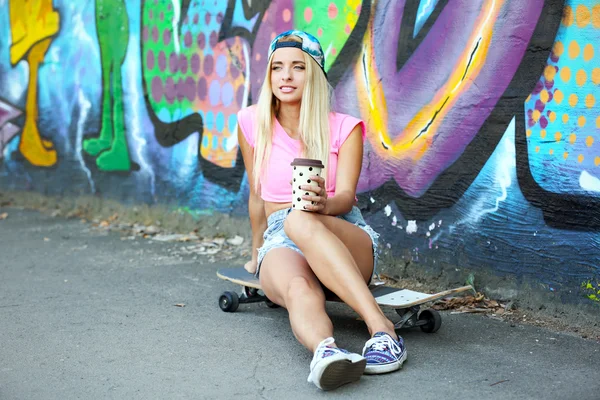 Junge Frau mit Skateboard — Stockfoto