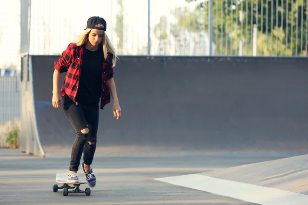 Giovane donna con skating board — Foto Stock