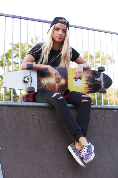 Young woman with skating board — Stock Photo, Image