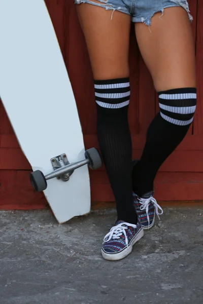 Mujer joven con tabla de patinar —  Fotos de Stock