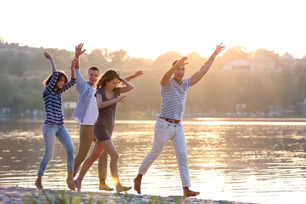 Pretty Young people with beer — Stock Photo, Image