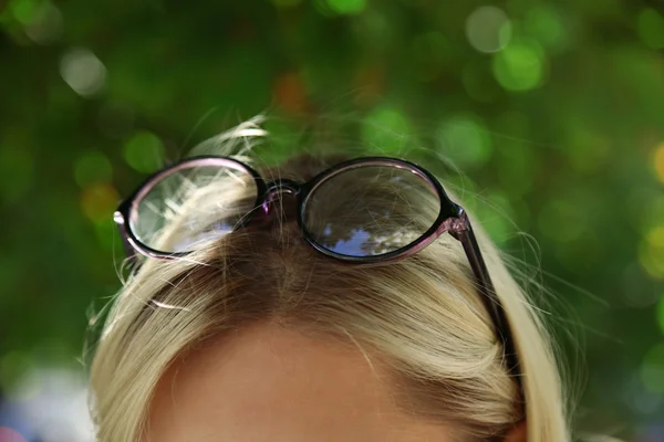 女性の頭の上のおしゃれなメガネ — ストック写真