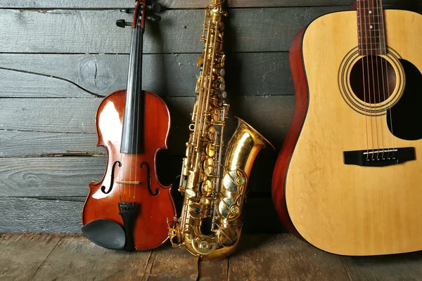 Zblízka pohled na hudební nástroje na dřevěné pozadí — Stock fotografie