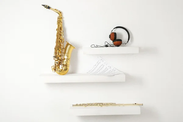 Instrumentos musicales y auriculares —  Fotos de Stock