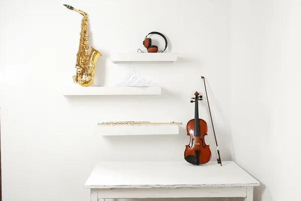 Instrumentos musicales y auriculares — Foto de Stock