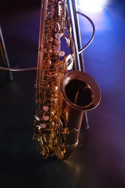 Piękny złoty saksofon w pobliżu bar taboret na scenie — Zdjęcie stockowe